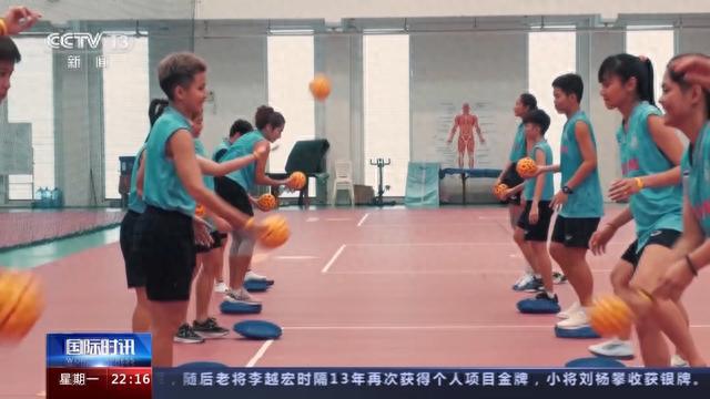 一起来“亚”丨总台记者体验“脚踢的排球”——藤球(图4)