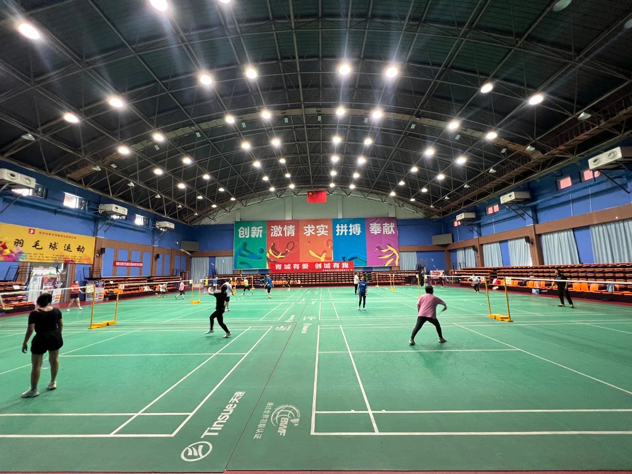 武汉兴起24小时智能网球馆夜间运动新选择(图1)