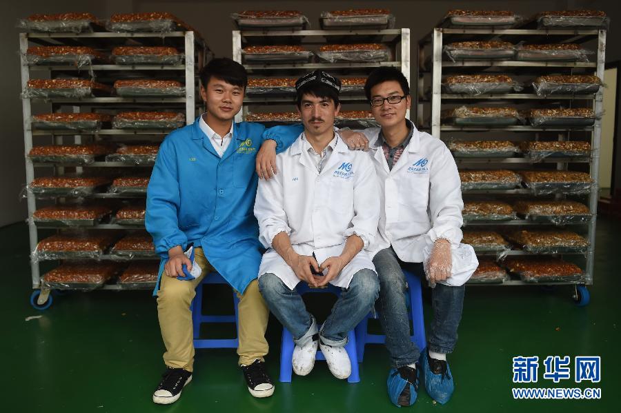 维汉一家亲 切糕王子捐万斤切糕赈灾(图2)