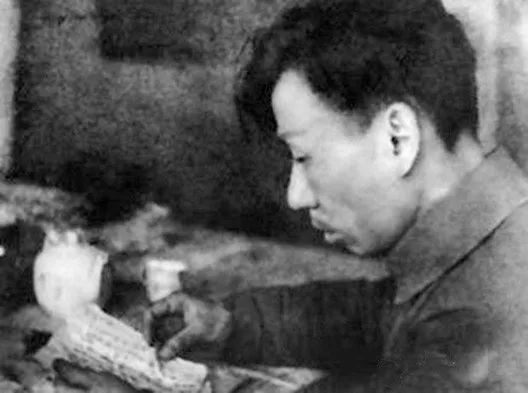 刘少奇：毛主席的伟大是在关键时刻他比我们站得高看得远！(图7)