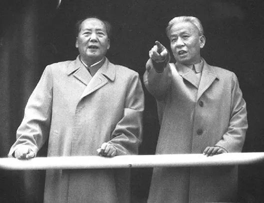 刘少奇：毛主席的伟大是在关键时刻他比我们站得高看得远！(图8)