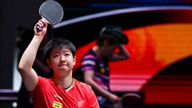 孙颖莎被球迷谩骂王励勤静观谁注意三人组反应两人落泪(图2)