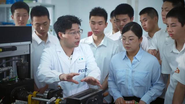 笃行青春路 奋发筑脊梁丨成都市开学第一课开讲啦(图9)