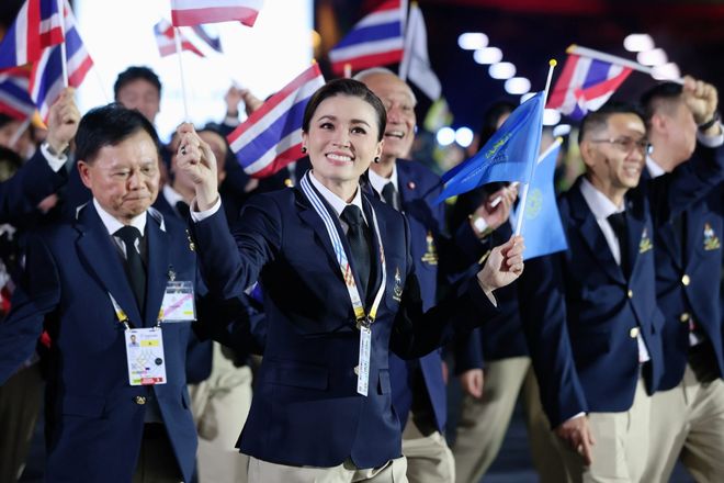 47岁苏提达又美又飒！出席东南亚运动会开幕式能文能武艳压欧拉弄(图3)