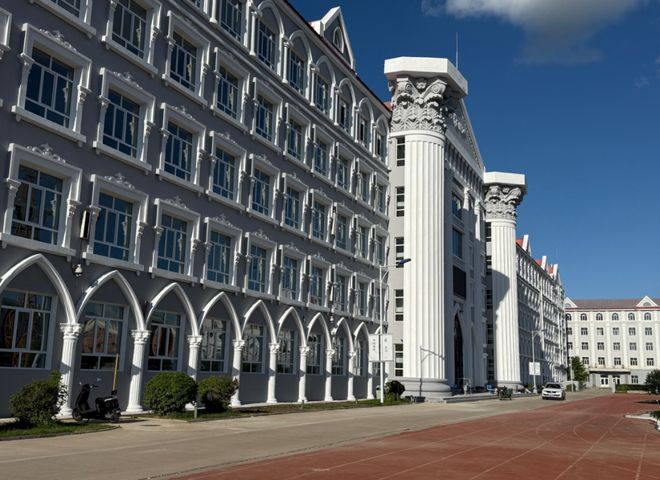 牙克石市第一中学新建教学楼及旧楼维修改造工程全力推进(图1)