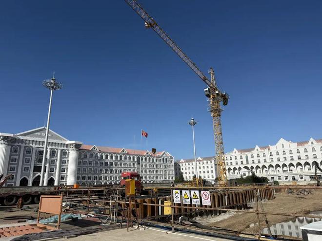 牙克石市第一中学新建教学楼及旧楼维修改造工程全力推进(图2)