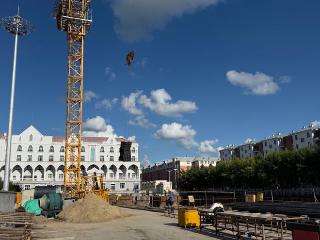 牙克石市第一中学新建教学楼及旧楼维修改造工程全力推进(图4)