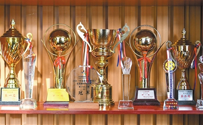 中国大陆动漫《开局地摊卖大力》第01集免费在线观看-落尘影院(图1)