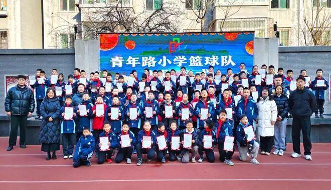 【直通校园】青年路小学篮球队入队仪式：篮球小将们开启逐梦新旅程(图2)