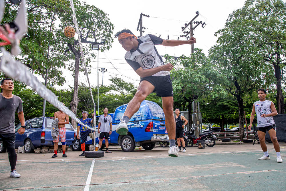 【精品PPT】藤球是用9~11根细藤单曾藤条编制而成的黄色空心圆球球(图1)